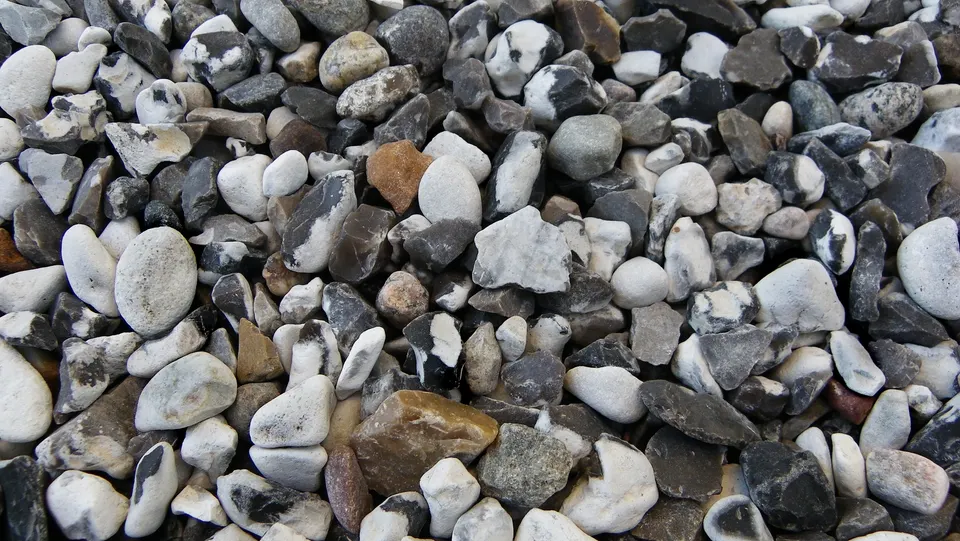 Close view of mixed gravel stones, illustrating aggregate texture
